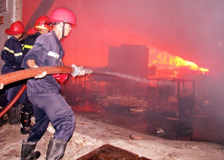 Fire fighters extinguish a fire at a warehouse in Tan Tao Industrial Zone, Ho Chi Minh City on February 27. (Photo:SGGP) Fire fighters extinguish a fire at a warehouse in Tan Tao Industrial Zone, Ho Chi Minh City on February 27. (Photo:SGGP)